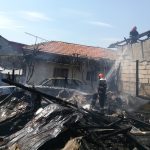 Bucătărie de vară, acoperişul unei case şi un autoturism, distruse într-un incendiu, la Craiova – VIDEO