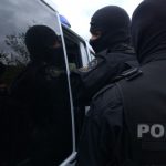 Craiovean săltat de polițiști și mascați, după ce arunca benzină pe trecători