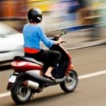 O tânără s-a ales cu dosar penal pentru că a condus fără permis un moped