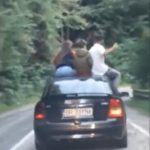 Tineri teribiliști pe capota unei mașini, din Brăila, care se deplasa pe Transfăgărășan