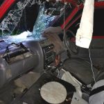 FOTO: Mașină distrusă de un urs flămând la Agăș. Moș Martin a fost atras de ciocolata lăsată în torpedou