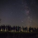 Spectacol de stele căzătoare pe cerul nopții – curentul de meteori Perseide