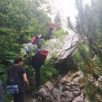 VIDEO O femeie a avut neovie de ajutor, după ce a căzut de pe o stâncă, în Valea Horoabelor din Bucegi