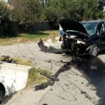 Accident pe un drum naţional din Olt. Un şofer începător a dat cu maşina într-un cap de pod