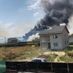 Incendiu de vegetaţie uscată în apropiere de Craiova. Pompierii au suplimentat numărul echipajelor trimise – VIDEO