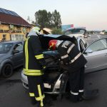 Trei persoane rănite şi trafic blocat în urma unui accident rutier din Vâlcele
