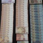 Percheziții: Polițiștii din Alba au găsit bani, țigări de contrabandă și o armă