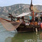 Cu corabia piraților spărgând valurile din Clisura Dunării