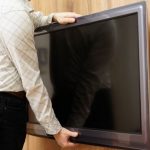 Un tânăr din județul Dâmbovița a furat două televizoare dintr-un apartament din Alba Iulia