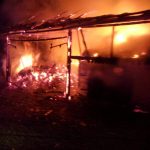 VIDEO| Incendiu violent la o fermă din Prahova. Au ars 100 tone de baloți din paie