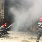 FOTO VIDEO| Incendiu puternic la un depozit din Constanța. A fost emisă avertizare prin sistemul Ro Alert
