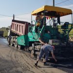 FOTO. A început asfaltarea pe drumul Flămânzi – Prăjeni –Iași