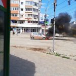 VIDEO:O mașină a luat foc din senin pe strada Republicii din Bacău