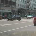 VIDEO:Motociclist rămas fără permis în centrul Bacăului. El a fost „vânat” de un echipaj de poliție în timp ce nu acordă prioritate unui pieton
