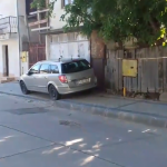 Pietoni nevoiți să se deplaseze pe carosabil din cauza mașinilor parcate pe trotuare. VIDEO