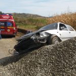 UPDATE | O mașină a intrat într-o grămadă de balast. Șoferul a primit îngrijiri medicale