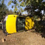 Taxi răsturnat pe un drum național în urma unui conflict amoros