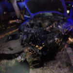 În localitatea Popeni: trei persoane rănite grav. Mașina în care se aflau a intrat într-un cap de pod