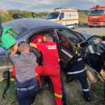 UPDATE | O mașină a intrat într-un cap de pod, la Bârghiș. Trei persoane au fost rănite