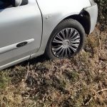 Accident în Slatina: A intrat cu maşina într-un pom, în timp ce se certa cu un alt şofer – FOTO