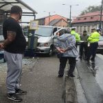 Accident grav pe o stradă intens circulată din Timișoara. Un microbuz s-a ‘înfipt’ într-o stație de tramvai