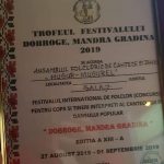 Trofeul Festivalului ”Dobroge, mândră grădină”  a ajuns în Sălaj. Câştigătorii, tinerii Ansamblului ”Mugur-mugurel” de la Şcoala Populară de Arte