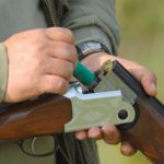 Doi bărbați din Bistrița-Năsăud s-au jucat cu o armă de vânătoare, dar mai apoi au avut de a face cu polițiștii