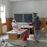 Şcoala începe luni, dar Primăria caută constructori să repare şcolile