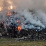 După 18 ore: incendiul de la groapa de gunoi din Sighișoara a fost stins