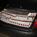 După gratii și cu mașina confiscată pentru 3. 000 de pachete netimbrate cu țigări