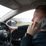 Șoferi prinși cu telefonul la volan sau fără centură