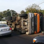 VIDEO:Accident spectaculos la Scorțeni. Un camion încărcat cu fier vechi s-a răsturnat într-o curbă