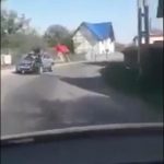 VIDEO: Trei dintr-o lovitură. Un mopedist beat și doi amici au zburat după ce s-au izbit frontal de o mașină care circula regulamentar