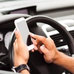 S-a modificat Codul Rutier! Din 12 octombrie, telefoanele și alte dispozitive mobile sunt interzise în trafic