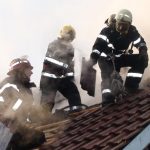 Două incendii produse la locuințe situate în Suplacu de Barcău și Oradea, din care unul soldat cu rănirea unei persoane. Atenție la coșurile de fum și mijloacele de încălzire!