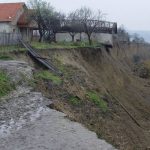 Cimitirul și 6 case din Mărăcineni, în pericol. O alunecare de teren afectează întreaga zonă