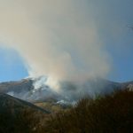 Populația din zona Cornereva ar putea fi evacuată din cauza unui puternic incendiu de pădure
