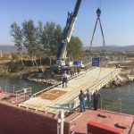 A fost montata pasarela care face legătura între uscat si pontonul de acostare la Moldova Nouă FOTO