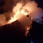 Acoperișul unei case din Bobota, cuprins de flăcări. Pompierii, în acțiune cu patru autospeciale