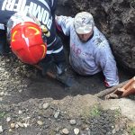 Pompierii din Caraș-Severin au intervenit pentru salvarea unei persoane care a fost surprinsă sub un mal de pământ în timp ce efectua lucrări de excavație într-o gospodărie din Reșița (2)