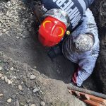 Pompierii din Caraș-Severin au intervenit pentru salvarea unei persoane care a fost surprinsă sub un mal de pământ în timp ce efectua lucrări de excavație într-o gospodărie din Reșița (3)