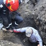 Pompierii din Caraș-Severin au intervenit pentru salvarea unei persoane care a fost surprinsă sub un mal de pământ în timp ce efectua lucrări de excavație într-o gospodărie din Reșița (4)
