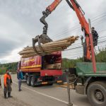 Prefectul de Neamț a distribuit materiale de construcții sinistraților din Văleni (FOTO)
