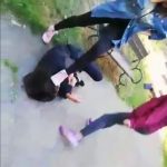 Trei adolescente din Slatina o bat și o umilesc pe o colegă. VIDEO când fata este călcată pe cap