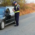 Sute de amenzi aplicate de poliţişti din Olt, în urma unei acţiuni la trecerile de cale ferată