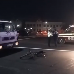 VIDEO: Trei copii, loviți de o autoutilitară în centrul Năsăudului! Toți circulau pe o singură bicicletă