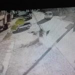 VIDEO: Familie spulberată de un scuterist inconștient. Tatăl, mama și fetița de trei ani au ajuns la spital