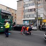 ULTIMA ORĂ: Femeia spulberată de un camion la Onești a murit