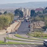 FOTO: A început asfaltarea pe strada Aeroportului. Europarlamentarul Dragoș Benea dă vina pe Primăria Bacău pentru întârzierea lucrărilor