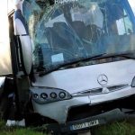 Un autocar ucrainean s-a ciocnit de un stâlp, pe DN 26